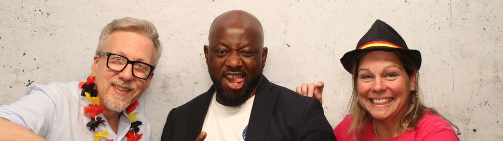 Ricky Tomson Ogbebor (m) und die WDR 2 Moderatoren Jan Malte Andresen (l) und Conny Raupold (r)