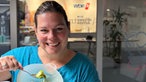 Conny Raupold probiert den karibischen Obstsalat mit Curaçao