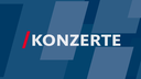 Konzertpublikum jubelt vor der Bühne. Auf dem Foto der Schriftzug: "Konzerte"
