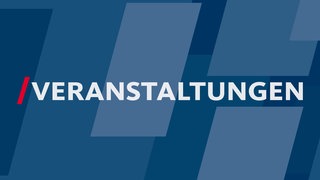 Publikum jubelt bei einem Konzert vor der Bühne 