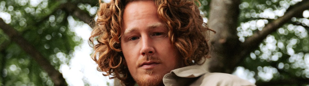 Michael Schulte steht im Wald. 
