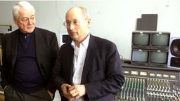 Filmproduzent Alexander Kluge und Stefan Aust stehen am 25.04. 2001 im XXP Studio in Berlin vor Monitoren anlässlich der Kooperation von dctp und Spiegel TV. 