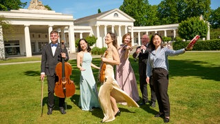 Musikerinnen und Musiker des Staatsbad Orchesters im Bad Oeynhausener Kurpark.