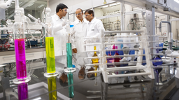Dr. Vijay Swaminathan (rechts), Organic Synthetic Lab, BASF Indien, diskutiert mit seinen Kollegen Manoojkumar Poonoth (Mitte) und Nitin Gupte (links), beide Chemiker, aktuelle Forschungsprojekte. 