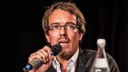 Prof. Dr. Carsten Reinemann spricht bei einer Podiumsdiskussion am 18. Juli 2017 in München.