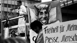 Christoph Hein hält am 4. September 1989 auf dem Alexanderplatz in Ostberlin eine Rede bei der Montagsdemonstration für Bürgerrechte, organisiert von Mitgliedern des Deutschen Theaters. 