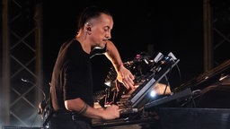 Dardust bei einem Auftritt am 3. August 2025 in Bari, Italien an den Synthesizern.