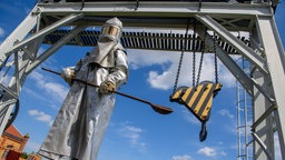 Margarita Wiesner als Schmelzerin Silke probt am 19.05.2026 im Wissenschaftshafen in Magdeburg eine Szene aus dem Theaterprojekt Hüttenwerk. Das Eisenbahntheater über die Stahlindustrie wird von der Theatergruppe Das Letzte Kleinod inszeniert.