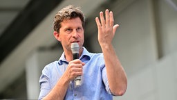 Justus von Daniels spricht am 02.05.2025 bei einem Podium zu Desinformation und soziale Medien beim Kirchentag in Hannover.