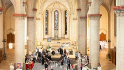 lala.ruhr hat am 28.2.2026 die ehemalige St. Josef Kirche in Gelsenkirchen in einen Ort der Begegnung umgestaltet mit einem Markt vor der Kulisse des Kirchenschiffs.