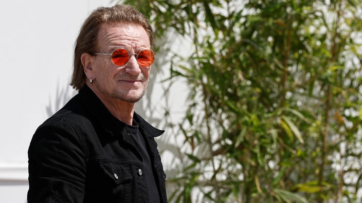 Bono kommt zu einer Fotoschau für den Dokumentarfilm „Bono: Stories of Surrender“, der im Rahmen der Sondervorführungen bei den 78. Filmfestspielen am 17. Mai 2025 in Cannes, Frankreich, gezeigt wird. 