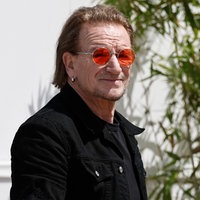 Bono kommt zu einer Fotoschau für den Dokumentarfilm „Bono: Stories of Surrender“, der im Rahmen der Sondervorführungen bei den 78. Filmfestspielen am 17. Mai 2025 in Cannes, Frankreich, gezeigt wird. 