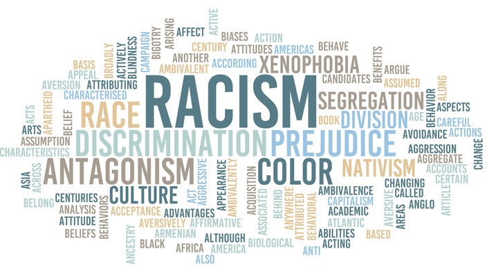 Worte wie z. B. Rassismus, Vorurteile, Farbe usw. sind auf einem Plakat zu sehen