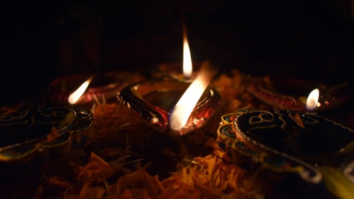 Brennende Kerzen beim Lichterfest Diwali Brauchtum