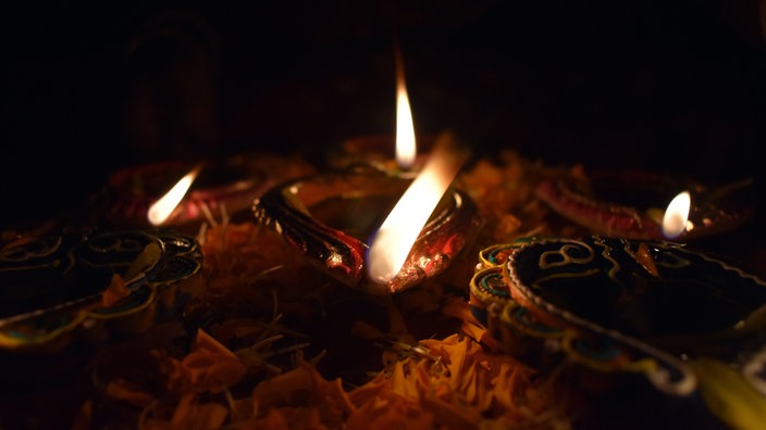 Brennende Kerzen beim Lichterfest Diwali Brauchtum