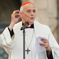 Kardinal Matteo Zuppi leitet am 31. Juli 2025 auf dem Petersplatz im Vatikan ein Glaubensbekenntnis im Rahmen des Jubiläums der Jugend. 
