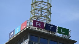 Schriftzug der RTL Group an einem Gebäude, dem ehemaligen Messe Turm, in Köln.