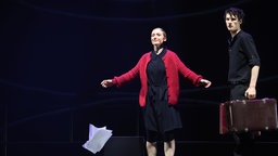 Szene auf der Bühne: Friederike Zeidler als Sophie Scholl und Jonathan Guth als Hans Scholl bei der Generalprobe des Musicals Weiße Rose am 27.06.2025 im Festspielhaus Neuschwanstein. 