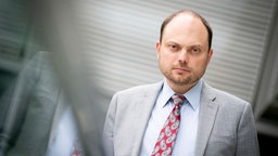 Der russische Oppositionelle Wladimir Kara-Mursa blickt zu Beginn der Sitzung der FDP-Bundestagsfraktion in die Kamera des Fotografen (2020). 