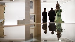 Zwei Besucher im Museum für Kunst und Kulturgeschichte Dortmund