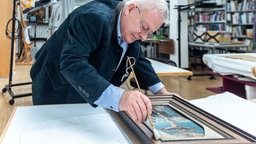 Michael Rief, Sammlungsleiter am Aachener Suermondt-Ludwig-Museum, restauriert in der Museumswerkstatt ein Gemälde. Am 15.10.2023 war Tag der Restaurierung in Museumswerkstätten.