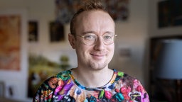 Ein Porträt des britischen Komponisten Alex Paxton.