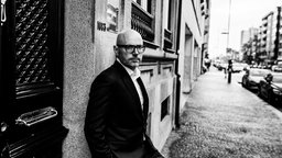 Musik der Zeit - Baldur Brönnimann lehnt an einer Hauswand