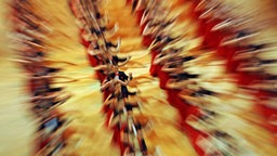 Opernball Dresden mit tanzenden Paaren