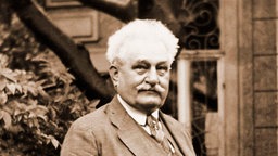 Schwrz-Weiß-Fotografie: Leoš Janáček in Anzug und Krawatte.