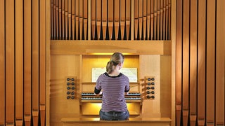 Die angehende Kirchenmusikerin Deborah Zschucke spielt am 05.04.2016 auf einer von zehn Orgeln in der Evangelischen Hochschule für Kirchenmusik Halle/Saale (Sachsen-Anhalt). 