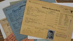 Eine "Häftlings-Personal-Karte" liegt im Archivraum der Arolsen Archives.