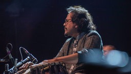 Der indische Tablaspieler Bickram Ghosh bei einem Auftritt.