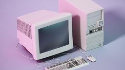 Alter Computer vor einem grau-lila Hintergrund.