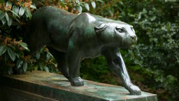 Die Skulptur "Der Panther" von Fritz Behn im Südpark in Köln-Marienburg.