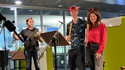 Dorothee Oberlinger und Erik Bosgraaf mit Flöten in der Hand im WDR Studio.