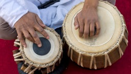 Indische Percussion: Hände eines Tabla-Spielers.