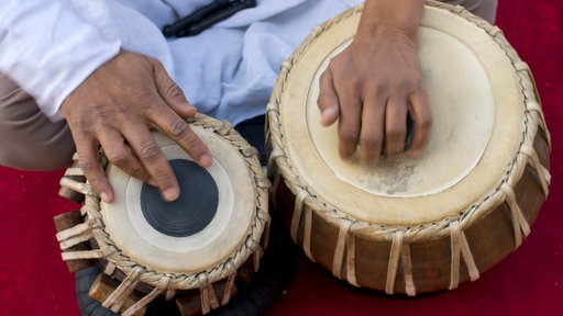 Indische Percussion: Hände eines Tabla-Spielers.