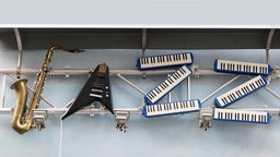 Verschiedene Instrumente bilden das Wort "Jazz".