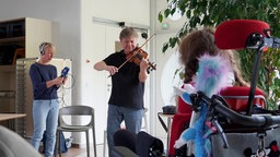 Konzertmeister Juray Cizmarovic des WDR Funkhausorchesters musiziert für die Kinder im Kinder- und Jugendhospiz Balthasar in Olpe.