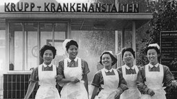 Koreanische Krankenschwestern vor dem Eingang der Krupp-Krankenanstalten in Essen in den 60er-Jahren.