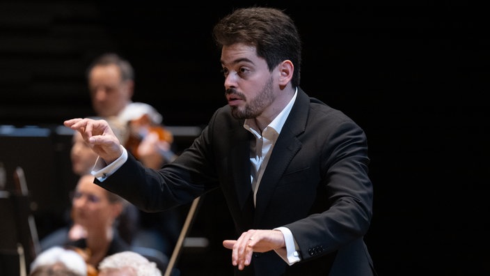 Archivaufnahme: Lahav Shani dirigiert.