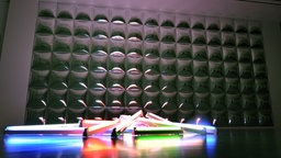 Lichtkunst: "Spark. Spark. Spark." des Schweizer Künstlers John M. Armleder. 98 Plexiglasspiegel und 21 Neonröhren.