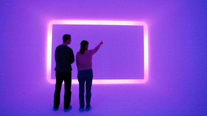 Zwei Besucher stehen in der Installation "Floater 99" des US-amerikanischen Künstlers James Turell im "Zentrum für Internationale Lichtkunst" in Unna (2003).