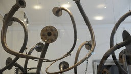 Nordische Blasinstrumente: In einer Vitrine ausgestellte Luren.