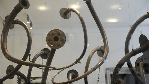 Nordische Blasinstrumente: In einer Vitrine ausgestellte Luren.