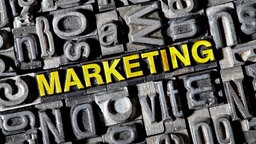 Alte Bleilettern bilden das Wort "MARKETING".