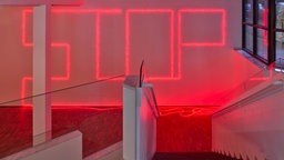 Ausstellung: Radikale Hoffnung. Kunst und Arbeitskampf, 2026, Kunstmuseum Gelsenkirchen. Claire Fontaine, STOP, 2023.