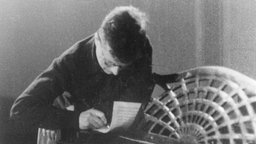 Dmitri Schostakowitsch arbeitet 1941 an der Komposition der 7. Sinfonie.