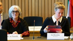 18.03.2026, Nordrhein-Westfalen, Düsseldorf: Donatella Fioretti (l), Rektorin der Kunstakademie Düsseldorf, und Ina Brandes (CDU),  sitzen vor einer Sondersitzung zu Vorwürfen gegen die Kunstakademie Düsseldorf im Sitzungssaal.