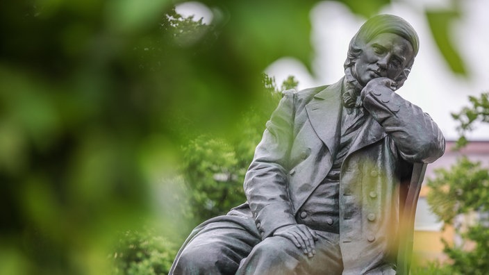Das Denkmal des Komponisten Robert Schumann vor dem Gewandhaus.